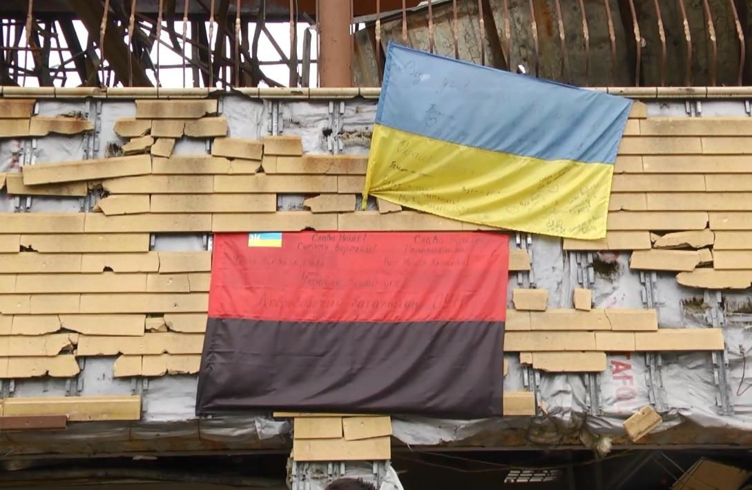 Боєць мало не загинув, піднімаючи український прапор Боєць мало не загинув, піднімаючи український прапор