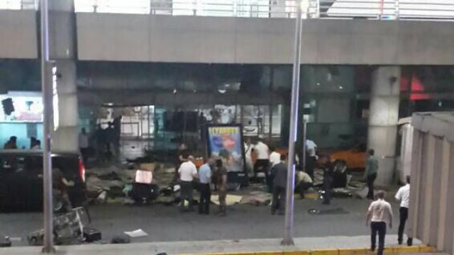 Потужні вибухи в аеропорту Стамбула: люди в паніці втікають із задимленого летовища