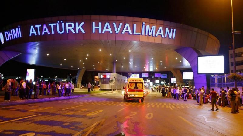 Теракти у Стамбулі: поліція перекриває дороги, швидкі не встигають забирати поранених