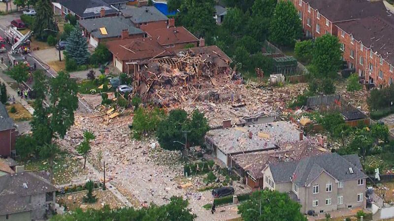 Одразу кілька будинків рознесло на друзки у Канаді: вражаючі кадри з'явились в мережі Одразу кілька будинків рознесло на друзки у Канаді: вражаючі кадри з'явились в мережі