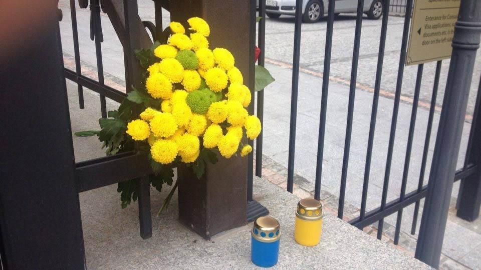 У посольства Турции в Киеве появились первые цветы