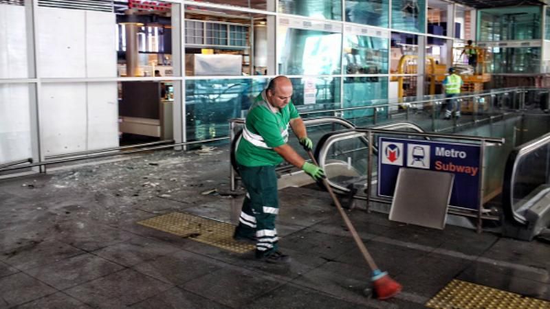 Черги, уламки і скасовані рейси: аеропорт Стамбула оговтується від терактів
