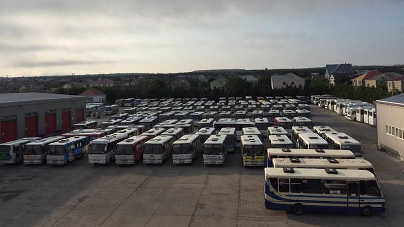 У Криму зупинили майже сотню автобусів організатора блокади півострова