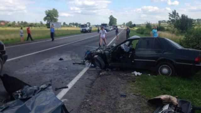 Легковик не розминувся з вантажівкою: з’явились фото смертельної ДТП Легковик не розминувся з вантажівкою: з’явились фото смертельної ДТП