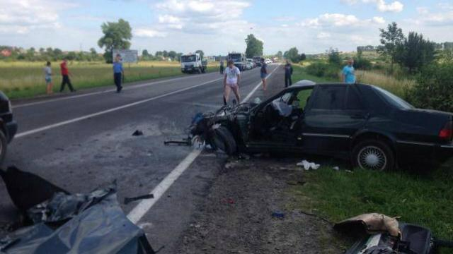 Легковушка не разминулась с грузовиком: появились фото смертельного ДТП