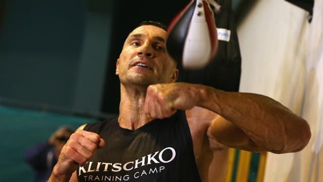 Кличко поиздевался над журналистом: заставил перед камерами качать пресс