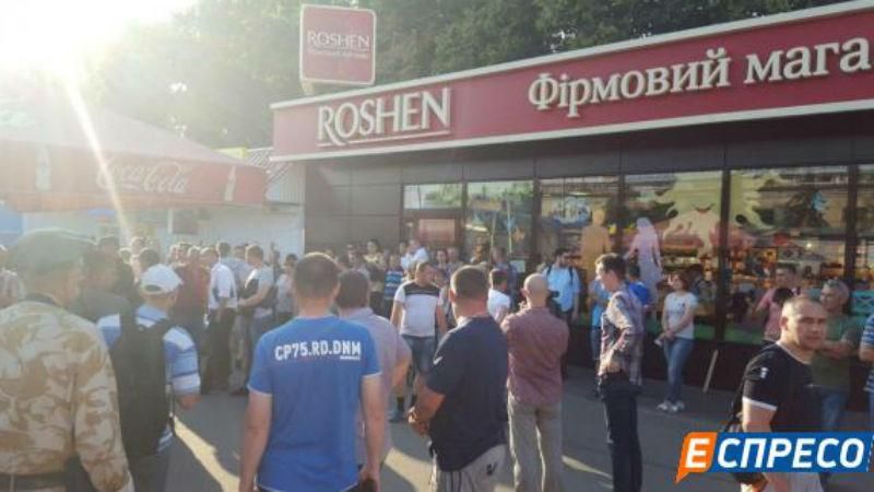 У Кличко решились. В Киеве сносят скандальный МАФ Roshen У Кличко решились. В Киеве сносят скандальный МАФ Roshen