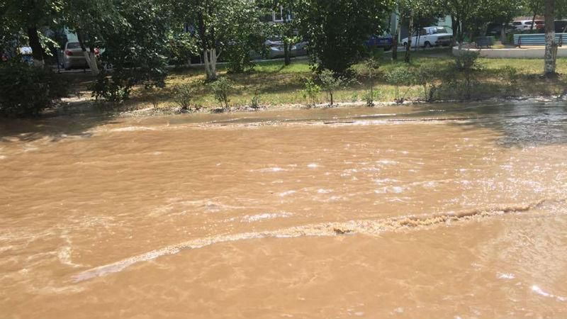 Киевскую Дарницу залила желтая вода Киевскую Дарницу залила желтая вода