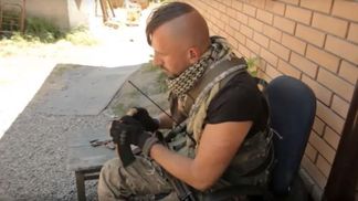 Відео дня. Боєць Василь Сліпак співає, заряджаючи автомат