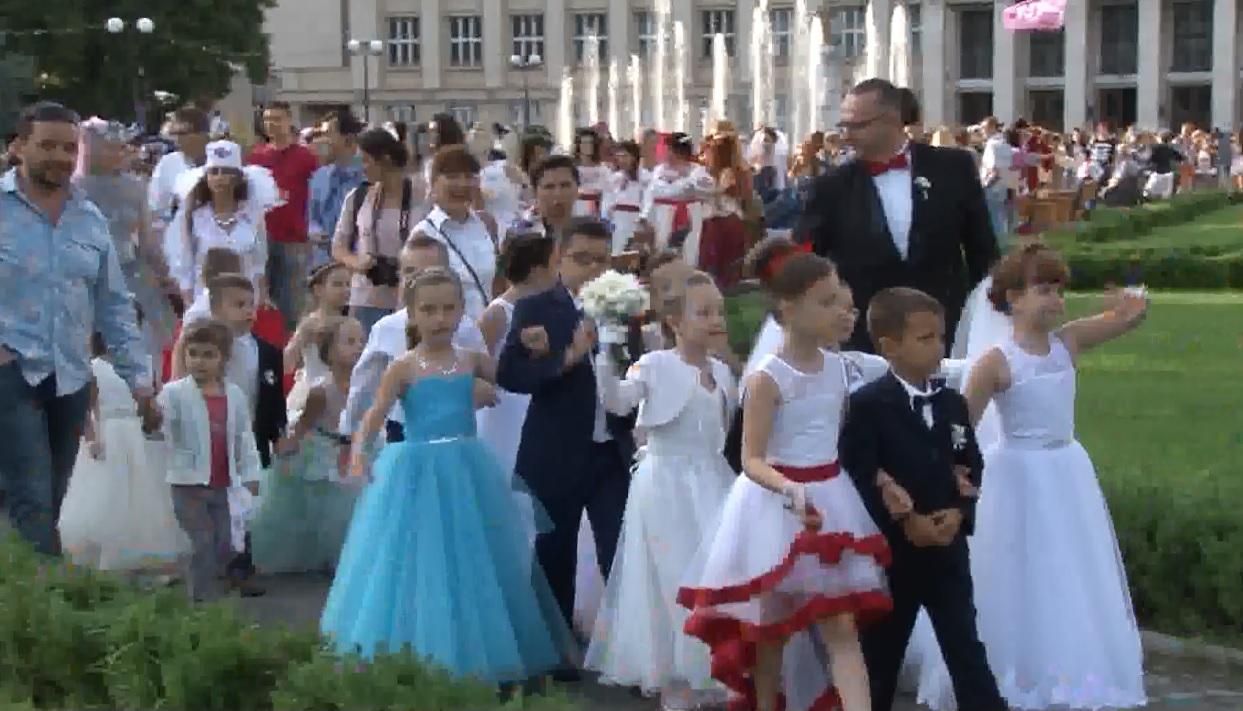 Невесты в Ужгороде установили рекорд Невесты в Ужгороде установили рекорд