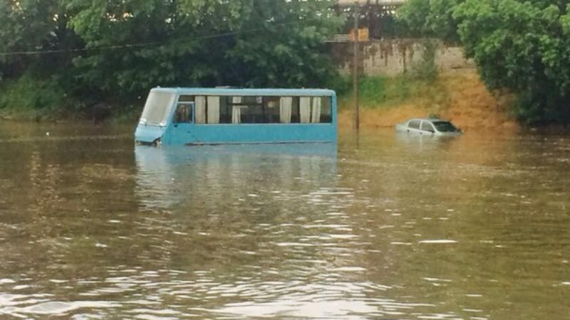 В оккупированный Донецк пришла большая вода: наводнение стремительно залило улицы