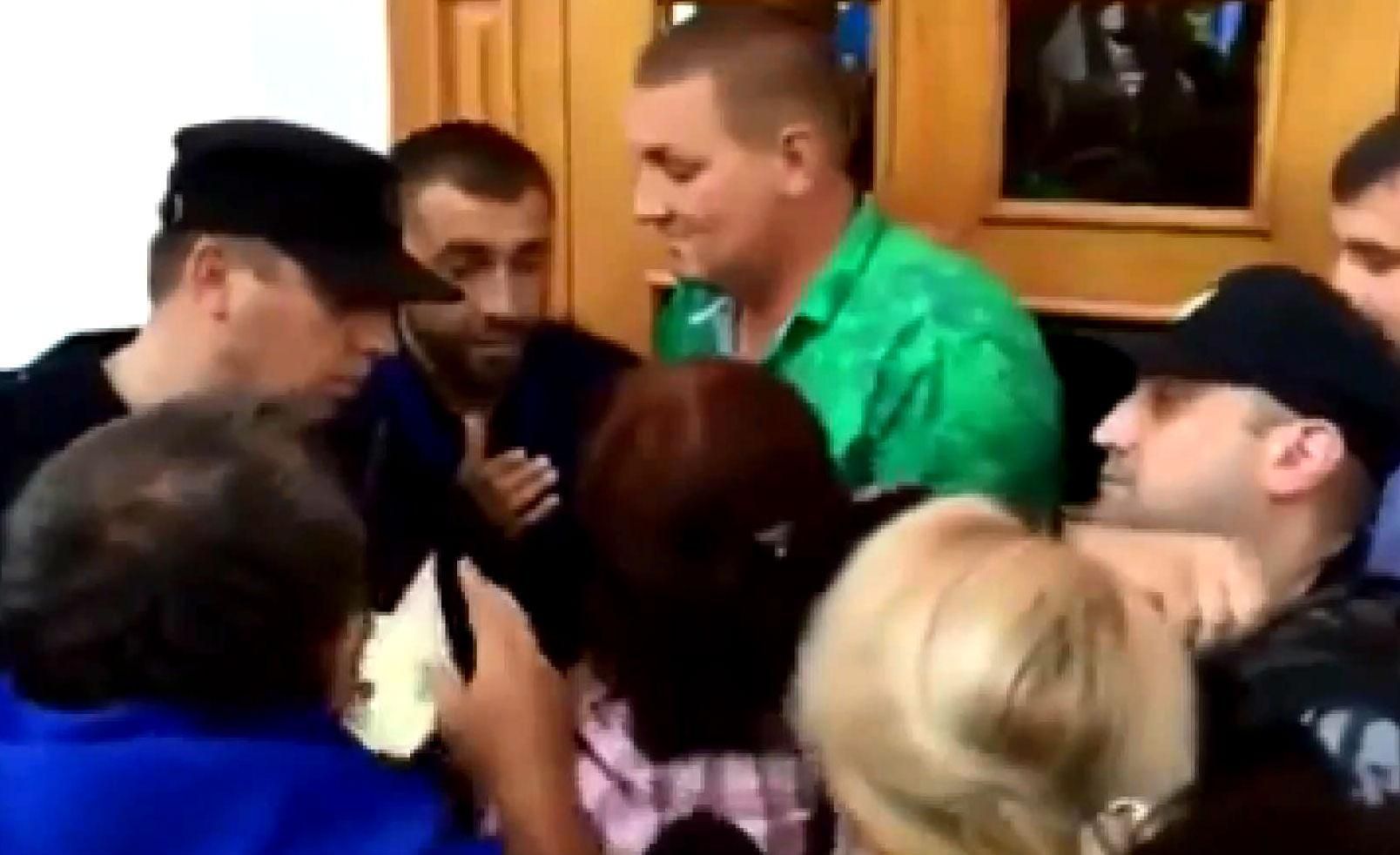 Силовики подрались с активистами в Одессе Силовики подрались с активистами в Одессе