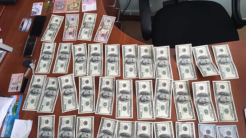 На хабарі погоріли два посадовці Харківської міськради На хабарі погоріли два посадовці Харківської міськради