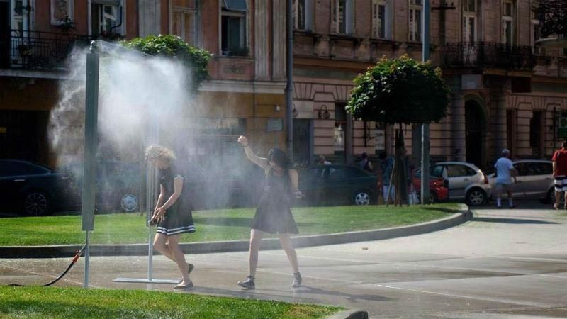 Прохолодний душ для пішоходів встановили посеред вулиць у Польщі