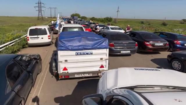 На лінії розмежування у зоні АТО величезні черги: з'явились фото з повітря На лінії розмежування у зоні АТО величезні черги: з'явились фото з повітря