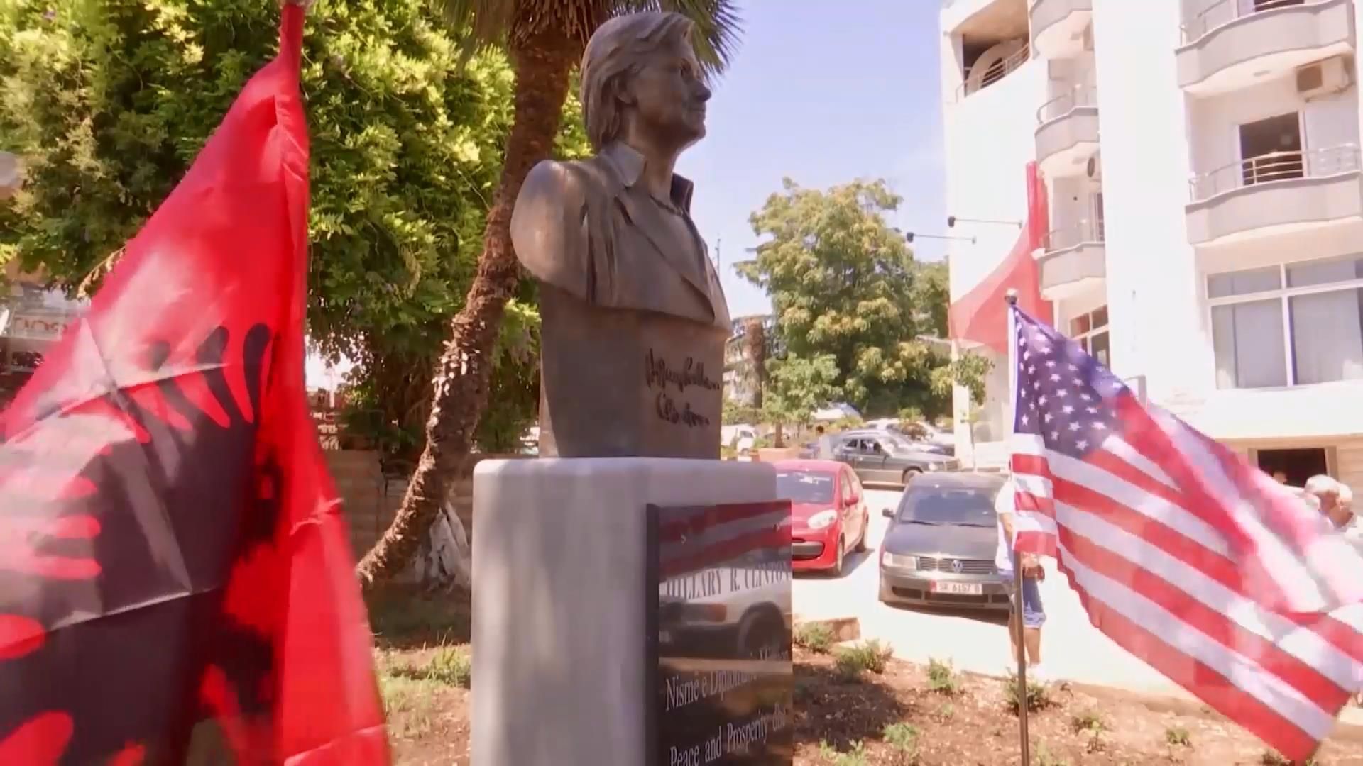 В Албании открыли памятник Хиллари Клинтон