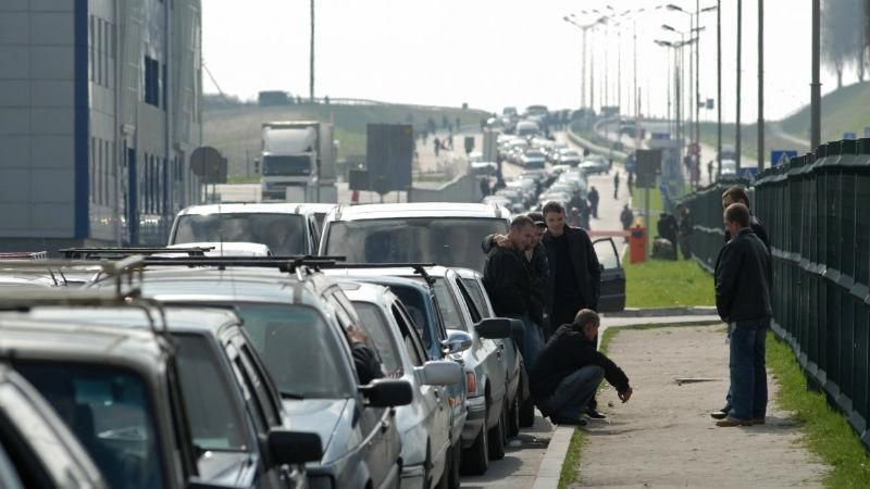 На кордоні з Польщею майже тисяча автомобілів застрягли в чергах 