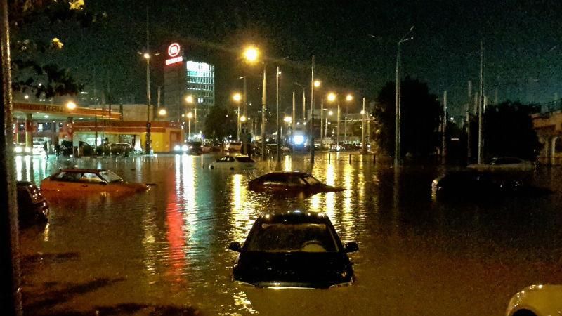 Бешеный шторм в России: непогода затопила целый город, машины валяются на дорогах, есть жертвы