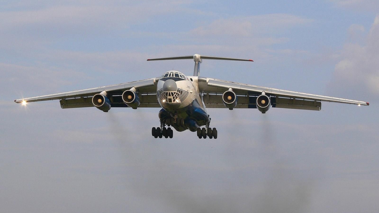 Літак з людьми зник у Росії