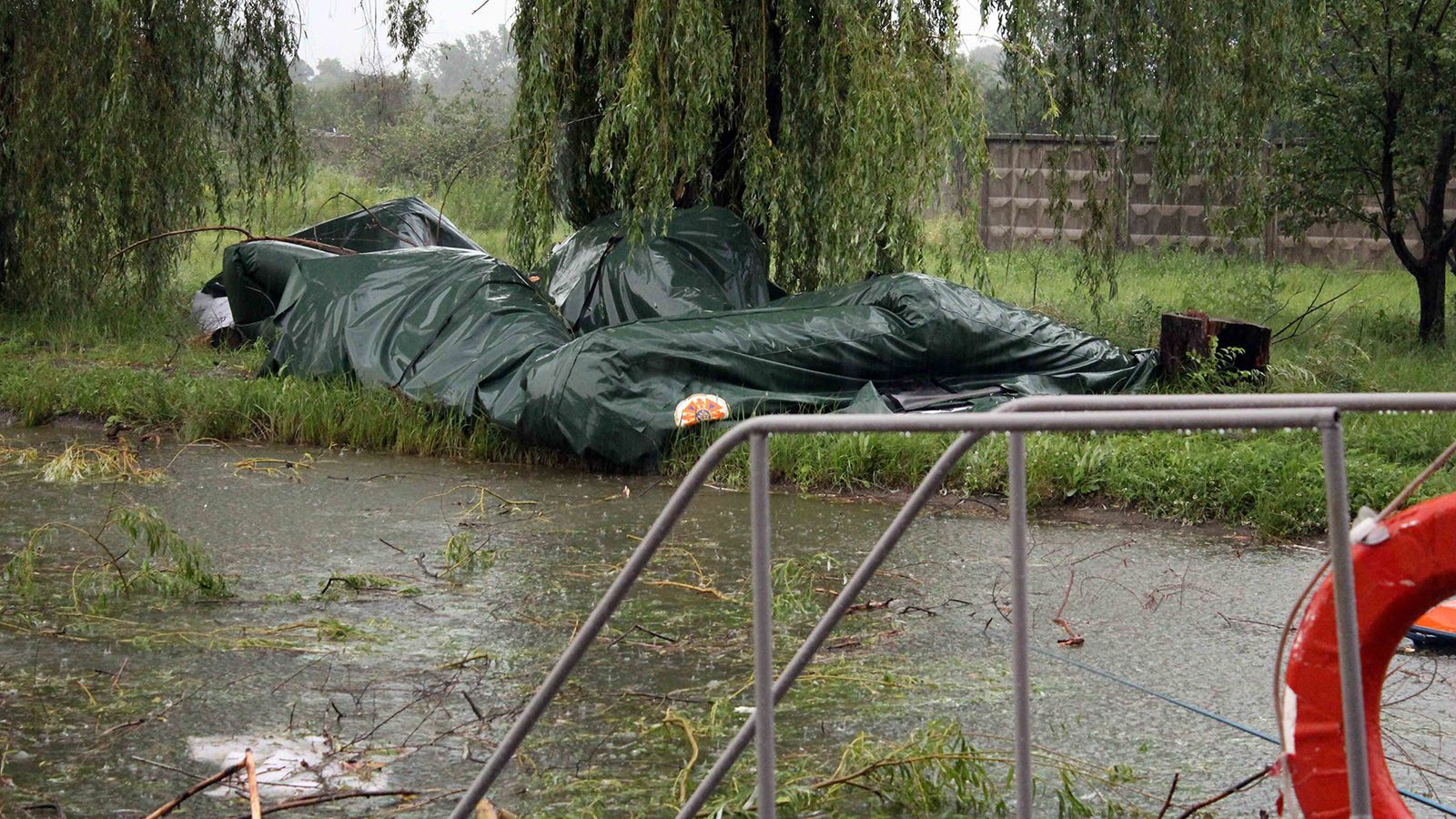 Непогода в Северодонецке: ураган разрушил палаточный городок вынужденных беженцев