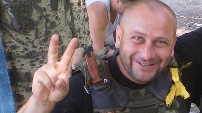 Фото дня: донечка "Барні" отримала посмертну нагороду батька Фото дня: донечка "Барні" отримала посмертну нагороду батька