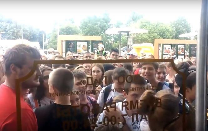 У російському Барнаулі влаштували тисняву, щоб потрапити в перший McDonald’s 