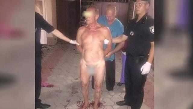 Голого кандидата в депутаты задержали в Херсоне (18+)