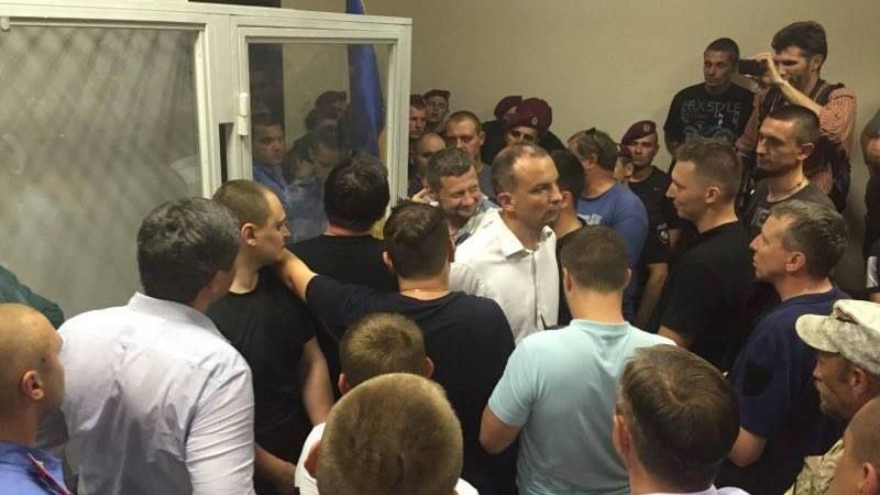 Нардепы блокировали суд над командиром Савченко: появились фото и видео