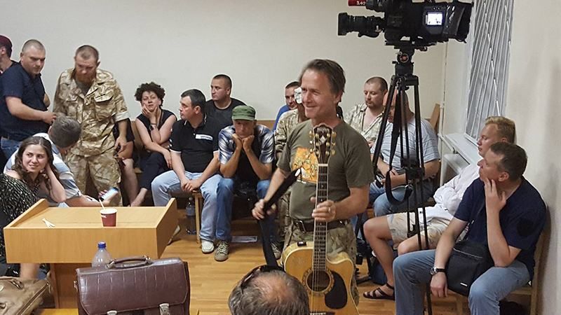 До Печерського суду з’їжджаються люди, на вулиці чути музику До Печерського суду з’їжджаються люди, на вулиці чути музику