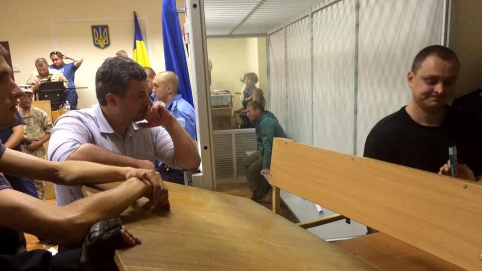 Блокування суду триває: активісти висунули вимоги щодо засновника "Айдару" Блокування суду триває: активісти висунули вимоги щодо засновника "Айдару"