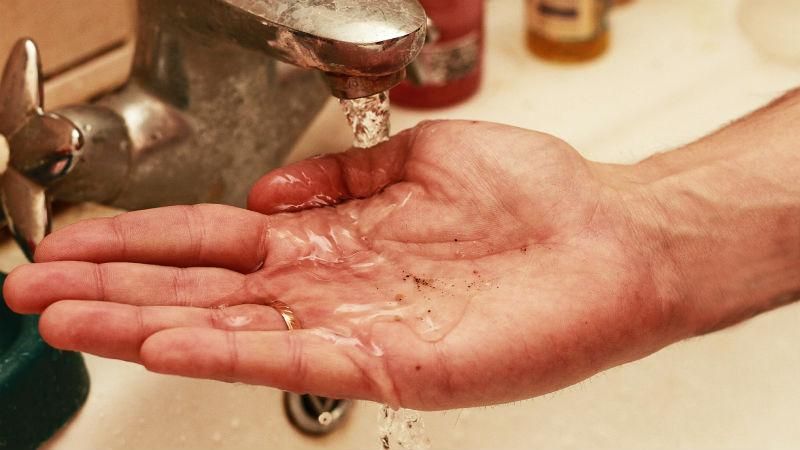 На Херсонщині з кранів тече отруйна вода На Херсонщині з кранів тече отруйна вода