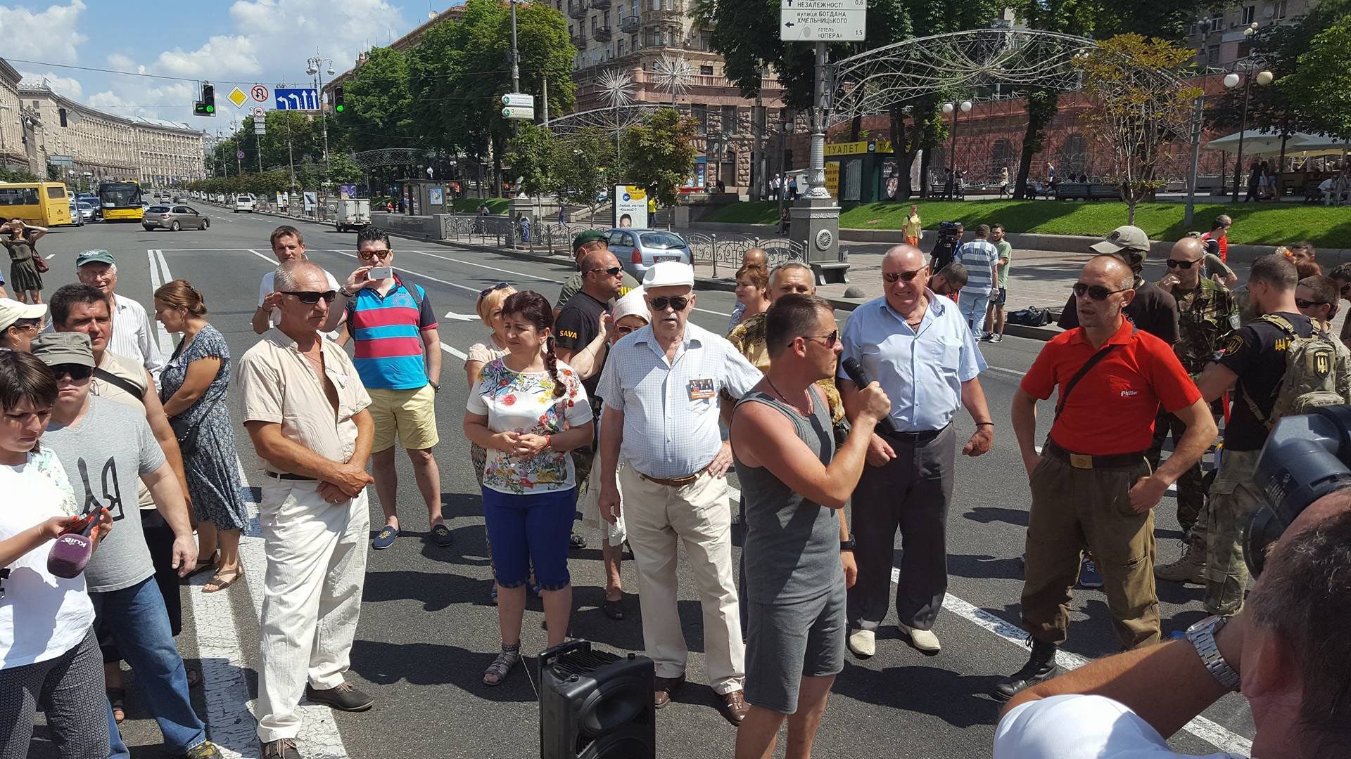 Активісти перекрили Хрещатик через справу "Айдару" Активісти перекрили Хрещатик через справу "Айдару"