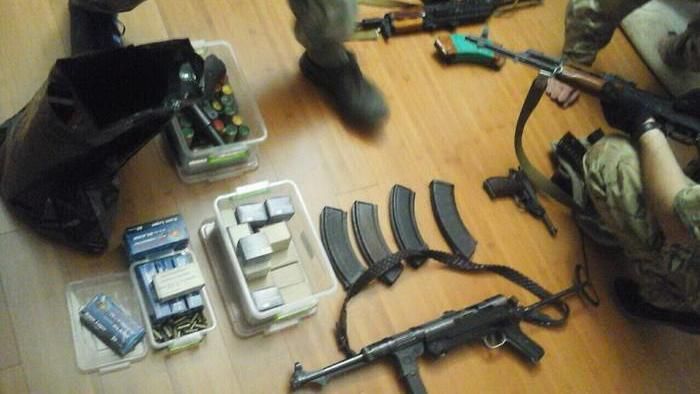 Кулемети, автомати, золоті пістолети: в соратника Януковича СБУ знайшла схованку зі зброєю