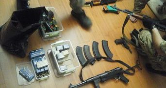 Пулеметы, автоматы, золотые пистолеты: в соратника Януковича СБУ нашла тайник с оружием