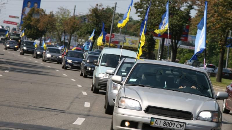 Активісти завітали до Порошенка, щоб підтримати "Батю" Активісти завітали до Порошенка, щоб підтримати "Батю"