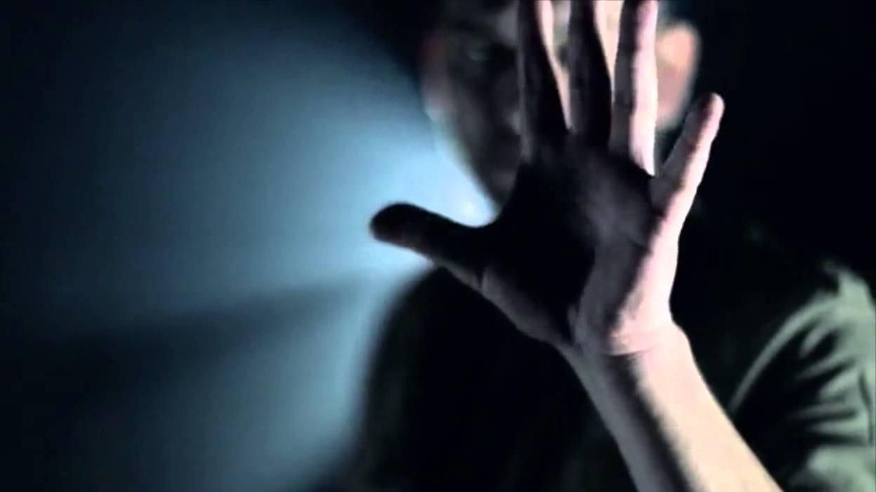 Шок на ТВ: Фокусник пробил руку ведущей Шок на ТВ: Фокусник пробил руку ведущей