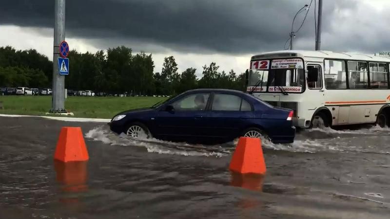 Ще одне російське місто потерпає від негоди: повністю затопило аеропорт та вулиці