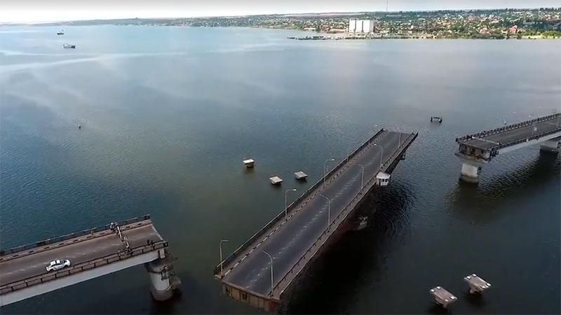 Відео, від якого перехоплює дух: у Миколаєві розвели мости для військових кораблів