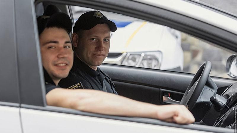 Поліцейські після нічної зміни: фотоогляд для бадьорого ранку Поліцейські після нічної зміни: фотоогляд для бадьорого ранку