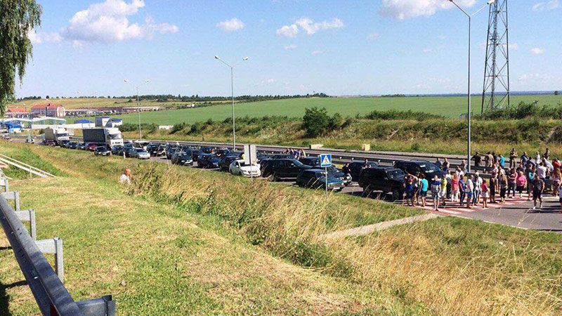 Протестувальники заблокували дорогу до Польщі (Оновлено) Протестувальники заблокували дорогу до Польщі (Оновлено)