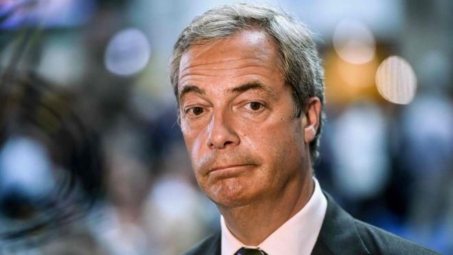 Скандальный лидер Brexit ушел в отставку Скандальный лидер Brexit ушел в отставку