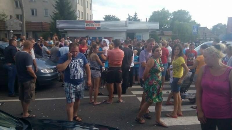 Заблоковані авто і безкінечні черги: як розлючені "човники" блокують кордон з Польщею Заблоковані авто і безкінечні черги: як розлючені "човники" блокують кордон з Польщею