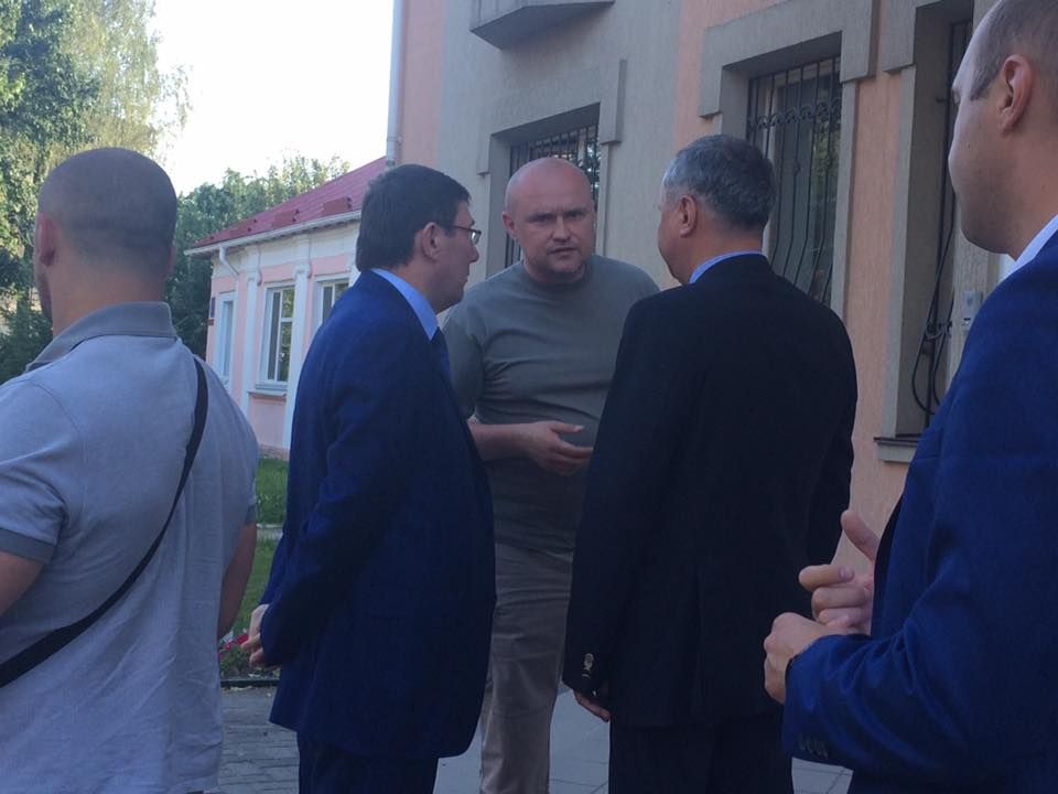 Громкое "янтарное" задержание в Ровенской области: Луценко и Грицак едут к копателям Громкое "янтарное" задержание в Ровенской области: Луценко и Грицак едут к копателям