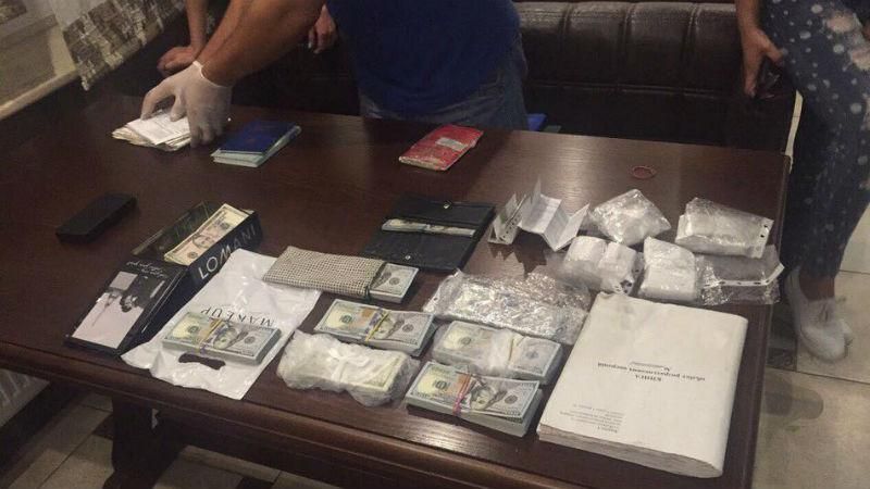 Обшуки у справі бурштинової мафії триватимуть всю ніч Обшуки у справі бурштинової мафії триватимуть всю ніч