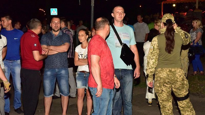 Пьяная толпа устроила в Торецке беспорядки