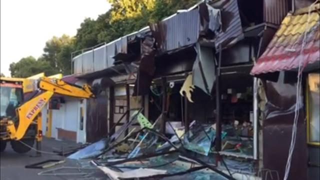 В Києві демонтували скандальний кіоск "Рошен" В Києві демонтували скандальний кіоск "Рошен"