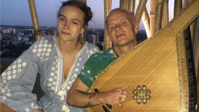 Музыкант с Red Hot Chili Peppers сыграл на украинской бандуре: видео Музыкант с Red Hot Chili Peppers сыграл на украинской бандуре: видео