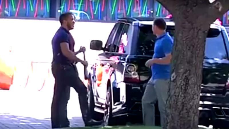 Депутат з кийком у руках напав на комунальників та журналістів у Дніпрі Депутат з кийком у руках напав на комунальників та журналістів у Дніпрі