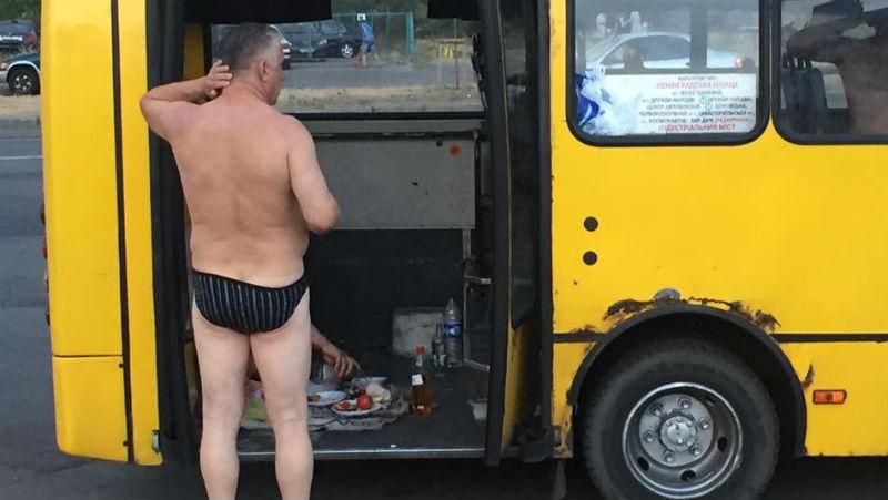 Курьез дня. Мужчины в трусах устроили пикник внутри маршрутки Курьез дня. Мужчины в трусах устроили пикник внутри маршрутки