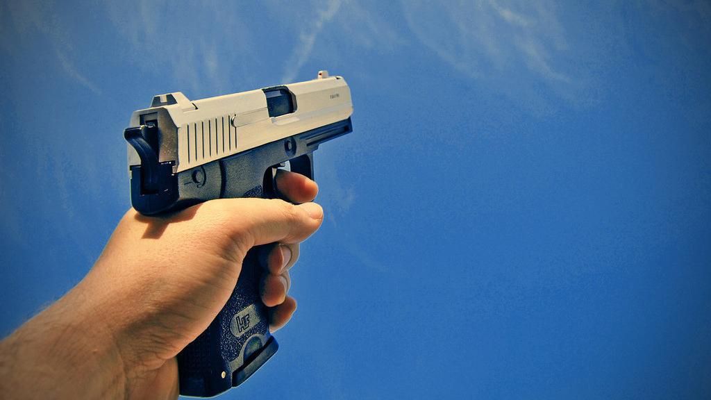 Очевидці повідомили про стрілянину серед білого дня в Києві Очевидці повідомили про стрілянину серед білого дня в Києві